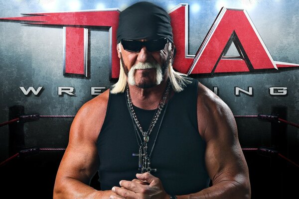 Hulk Hogan en uniforme, bandana, lunettes