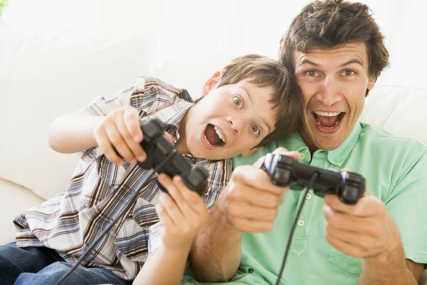 Père et fils jouent à la console