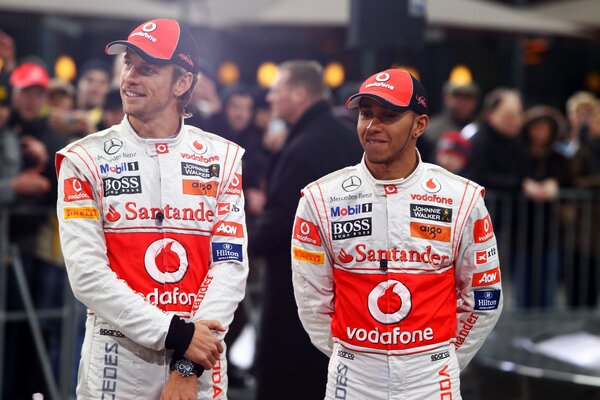 Lewis Chemilton i Jenson Button na meczu