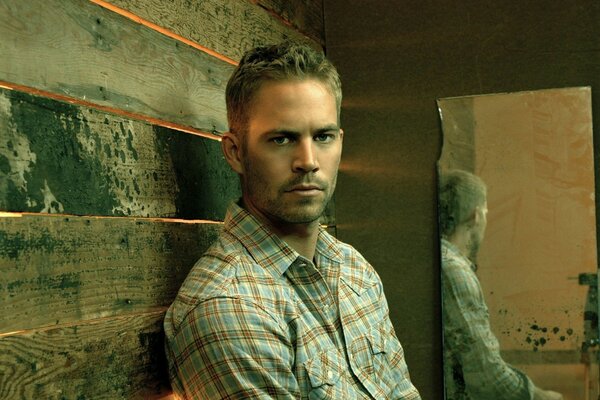 Paul Walker sur fond de mur en bois