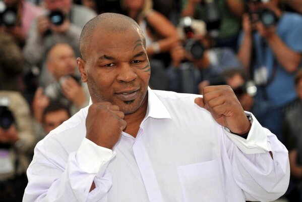 Il pugile Mike Tyson in camicia bianca