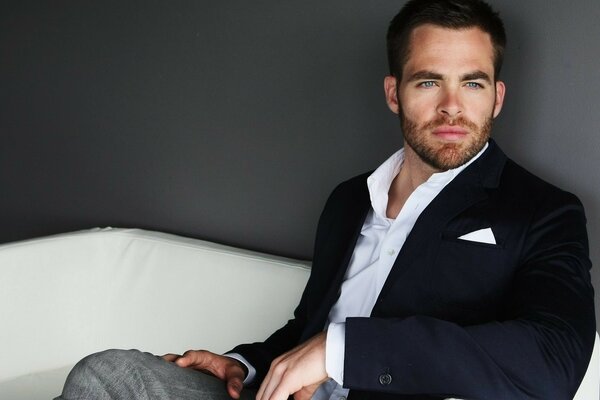 Charmant Chris Pine aux yeux bleus