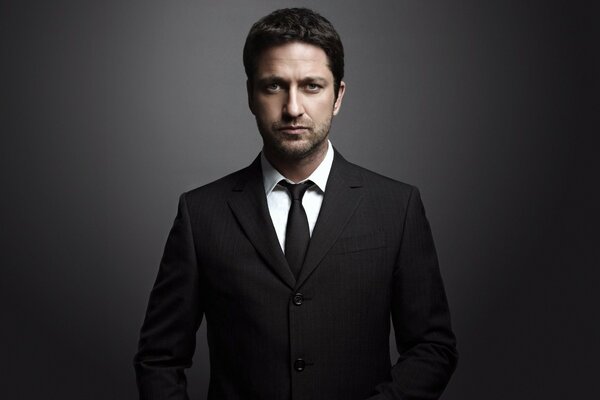 Aktor w garniturze Gerard Butler