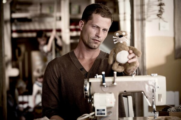 Til Schweiger with a sewing machine and a toy