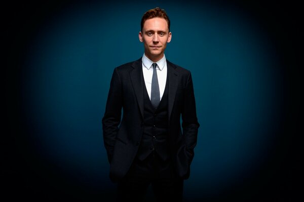 Acteur hiddleston von en costume