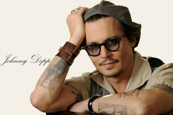 Johnny Depp im Stil eines süßen glänzenden Titeljungen posiert und lächelt