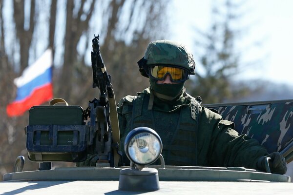 Soldado armado monta en un tanque