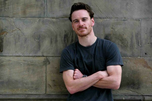 Michael Fassbender sur fond de mur