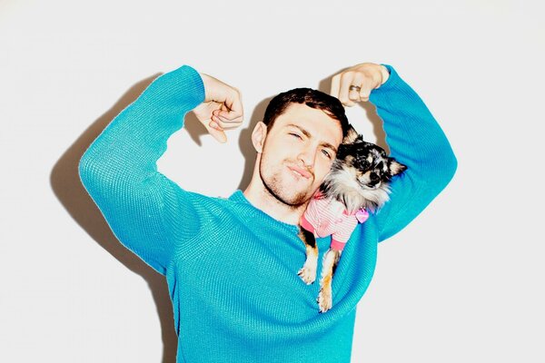 Aaron Taylor-Johnson scherzare con Doggy