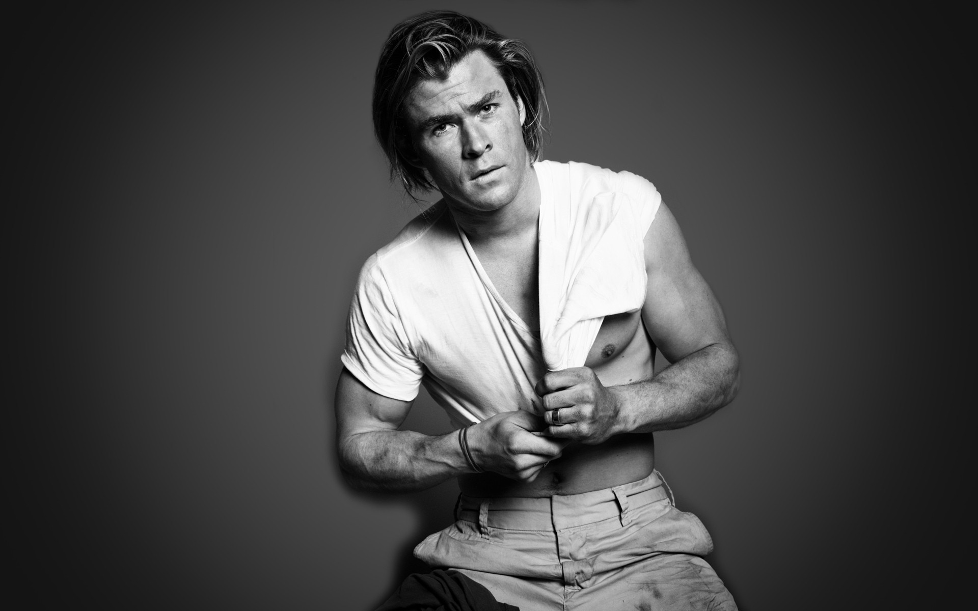 chris hemsworth fotoshooting bw