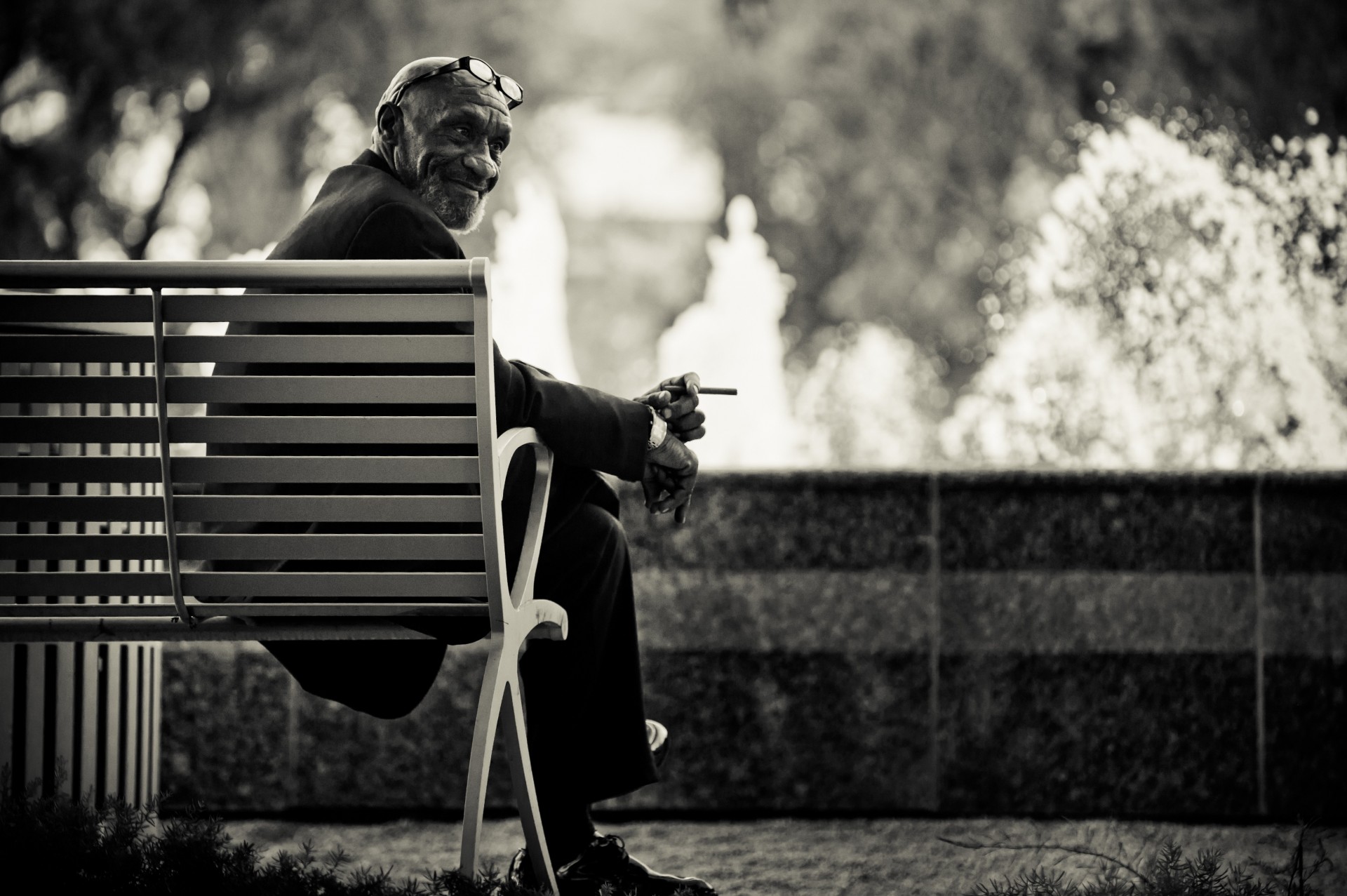 hombre banco gafas de sol