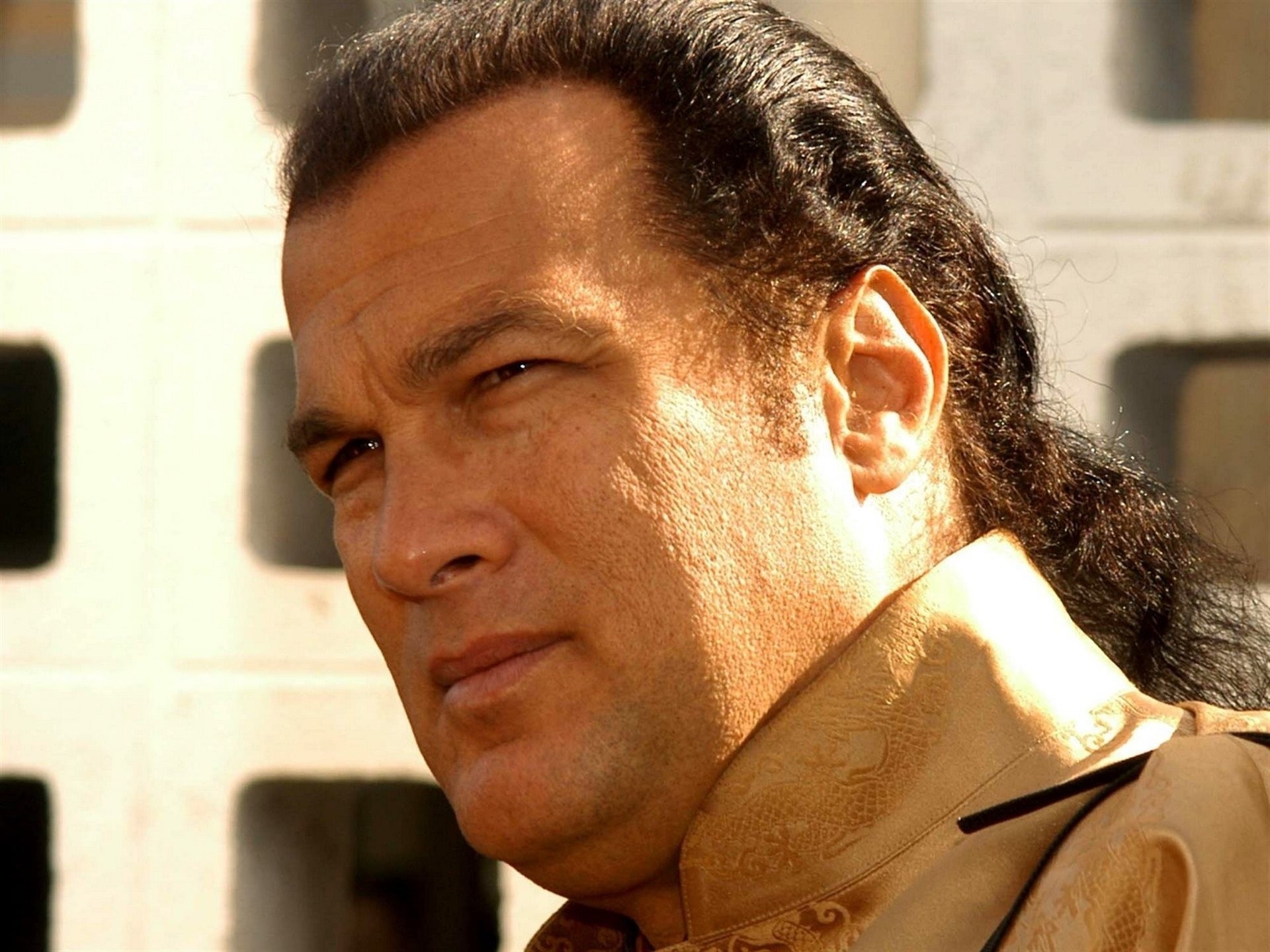 uomo steven seagal attore