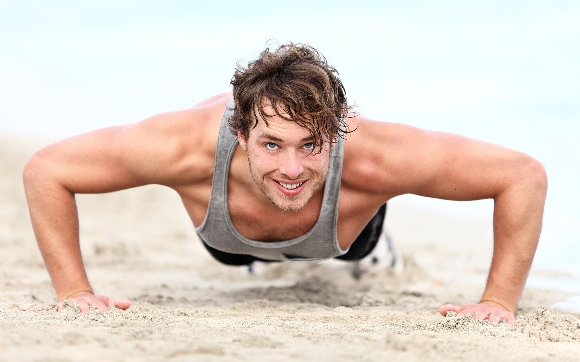 strand mann muskeln sand