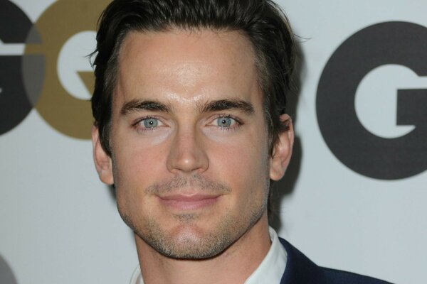 Cadre avec Matt Bomer sur fond blanc