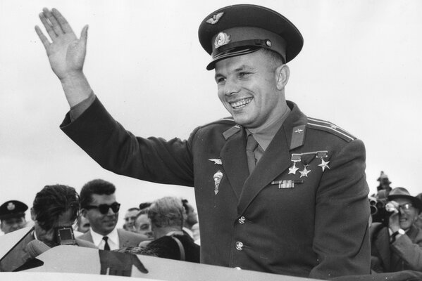 Der Held der UdSSR, Juri Gagarin, begrüßt die Menschen