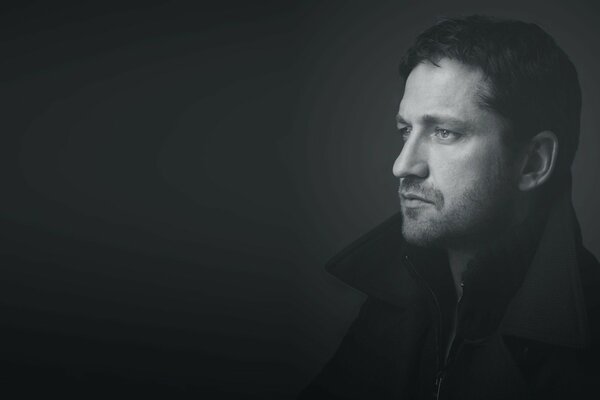 Foto de Gerard Butler con abrigo negro