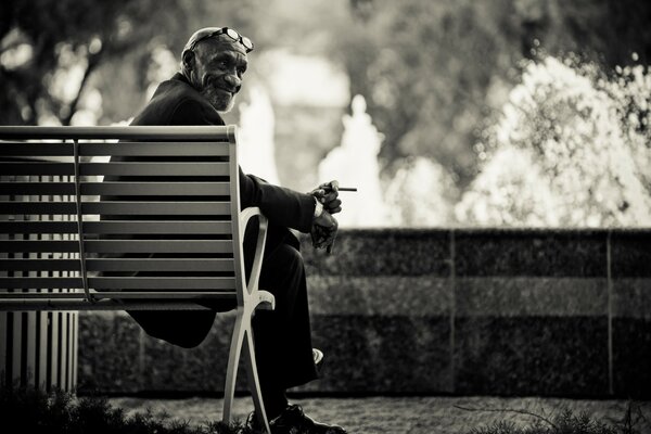 Homme à lunettes assis sur un banc