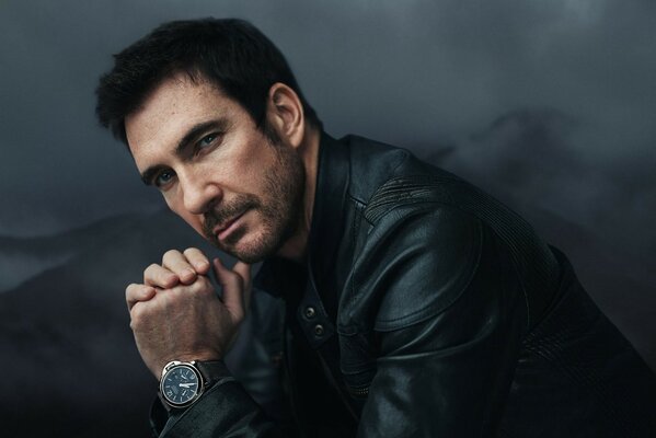 Foto de Dylan McDermott sobre fondo negro y gris