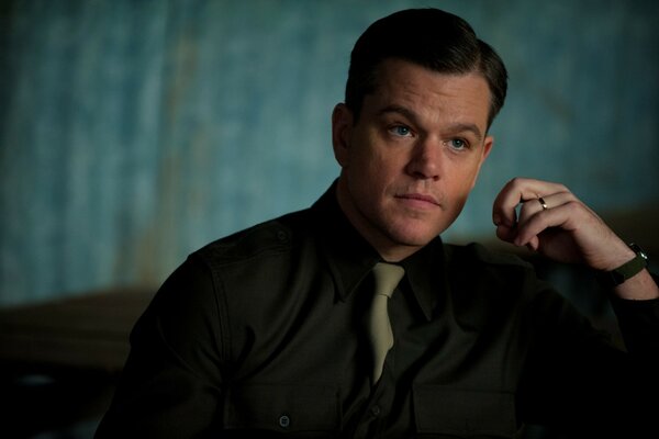 Foto de Matt Damon con camisa negra