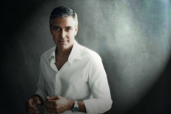 Minet Clooney en chemise blanche