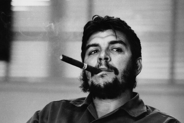 La rivoluzione di Che Guevara con il fumo caustico del sigaro