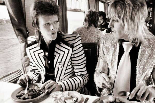 Two singers have lunch on the train