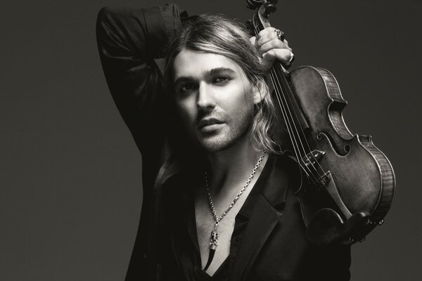 Musiker David Garrett mit einer Geige in den Händen