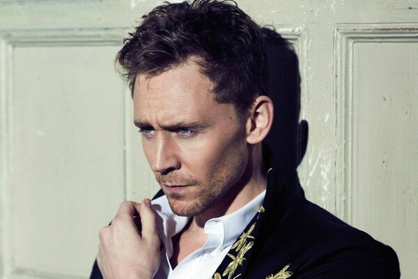 Ernsthafter Blick von Schauspieler Hiddleston