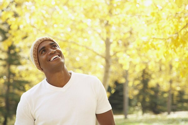 Homme heureux. Photo positive