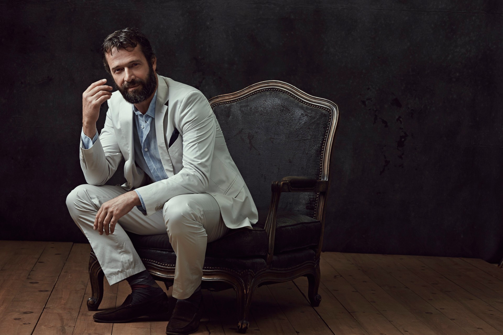 krzesło james purefoy aktor