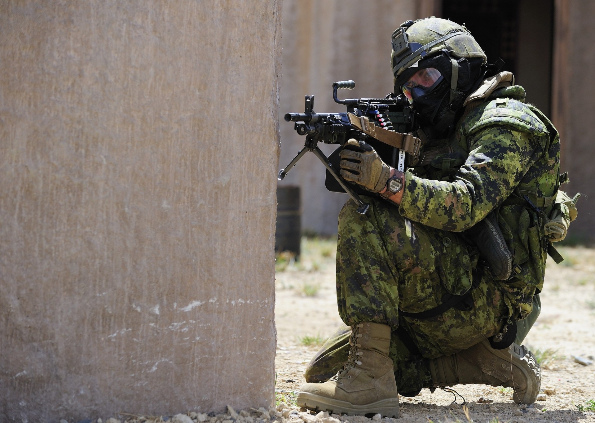 mitragliatrice armi soldati esercito camuffamento