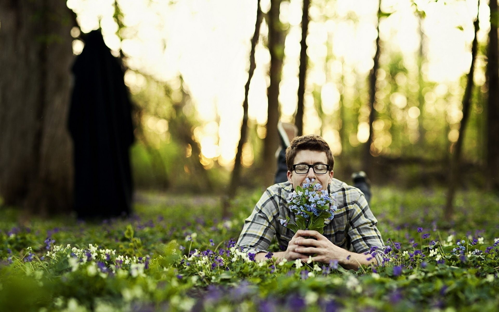 sfondo uomo foresta fiori