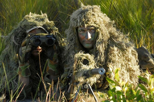 Scharfschützen sind im Hinterhalt. Militär im Hinterhalt