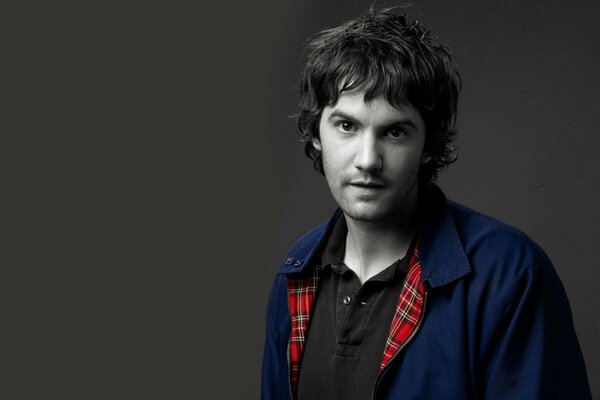 Jim Sturgess portret na szarym tle