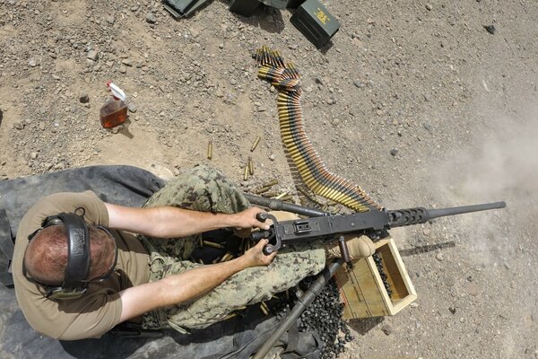 Soldato con armi da fuoco in esercitazione