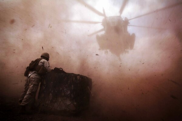 L hélicoptère termine l atterrissage. Armée de soldats