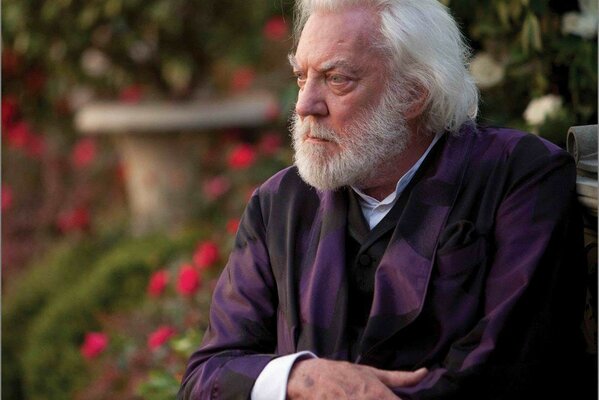 Ein Bild aus dem Film The Hunger Games . Donald Sutherland als Präsident Snow.