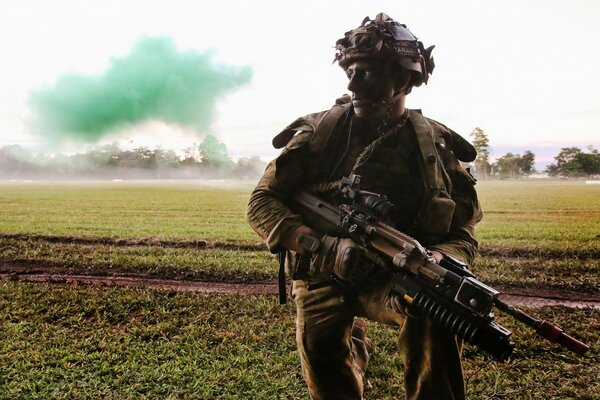 Soldat avec des armes sur le champ de bataille