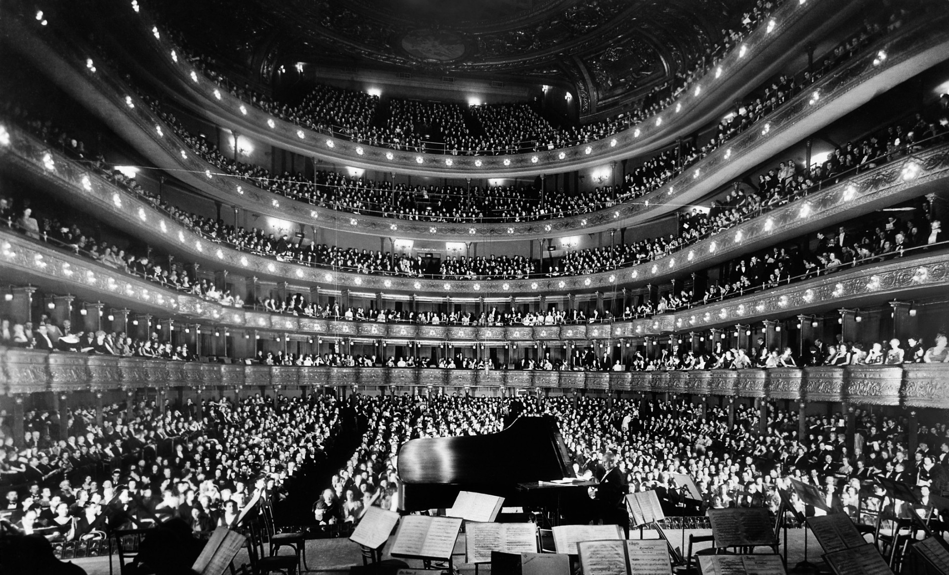 musique monochrome tourne-disque bâtiment moe concert piano