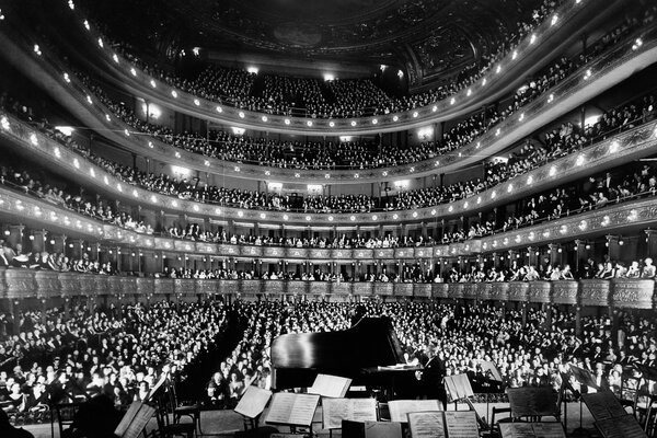 Tocadiscos monocromáticos en concierto de piano