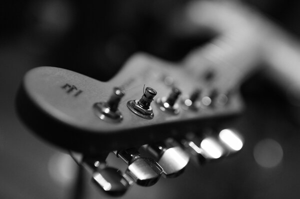 Guitare sur fond noir et blanc