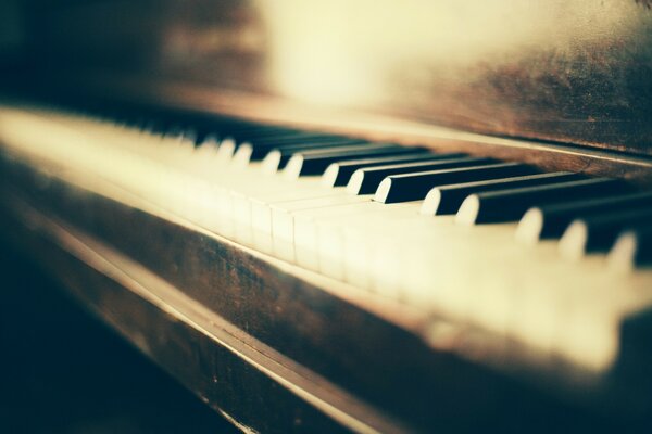 Viejo piano desgastado y teclas en blanco y negro