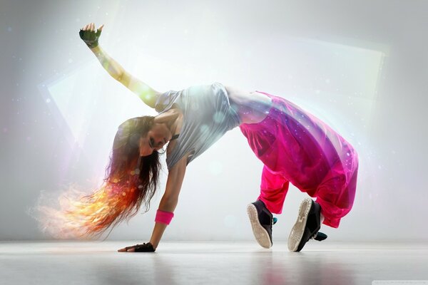 Fille en pantalon rose danse pause