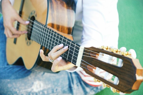 Tocando música chica en la guitarra