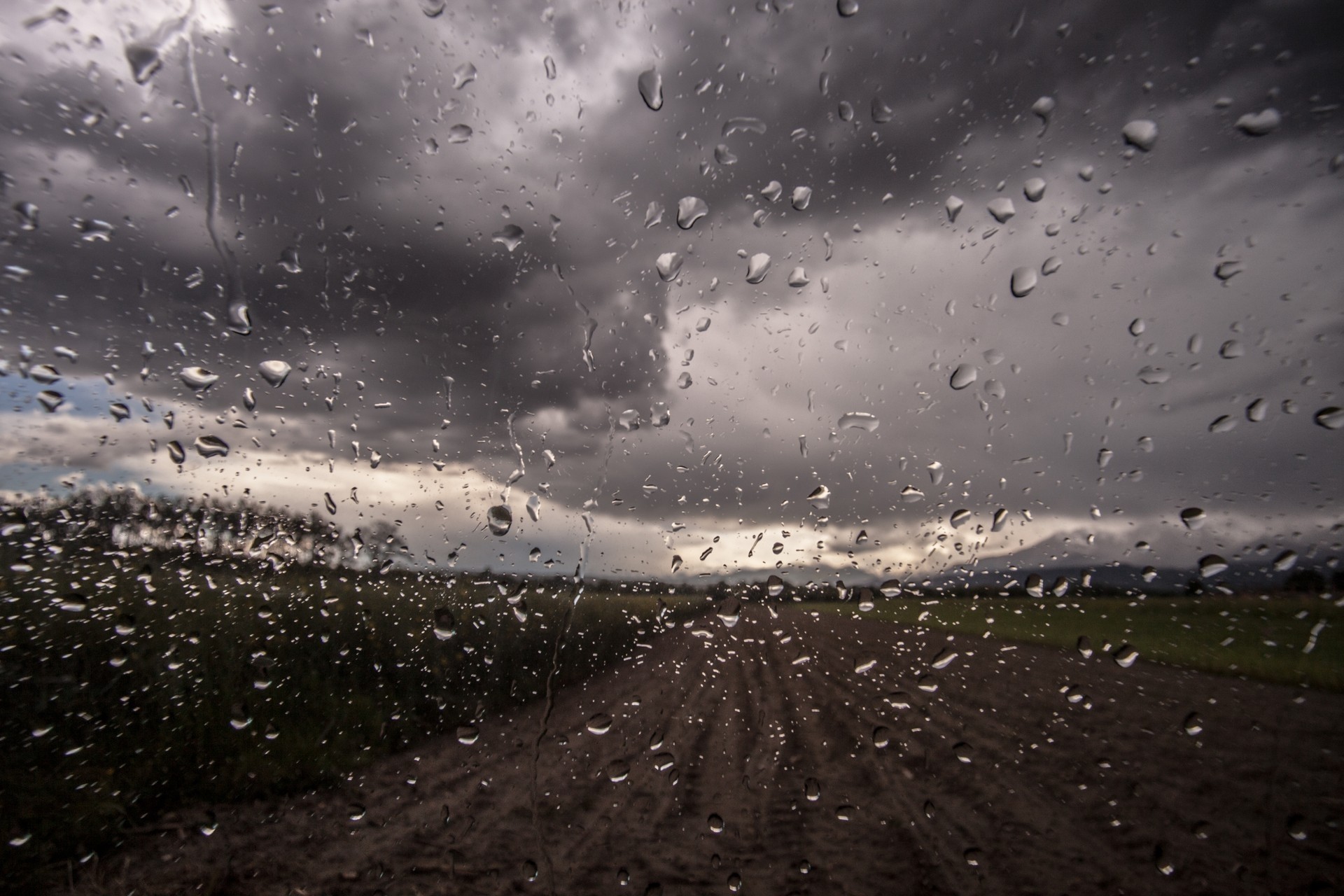 acqua nuvole pioggia strada cade buio-