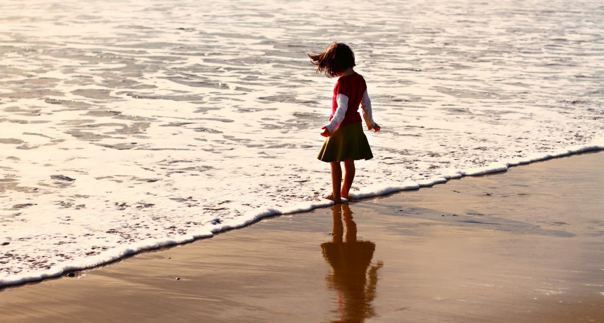 widescreen vollbild strand stimmung kinder welle hintergrund kind sommer tapete wasser kinder brünette meer gute laune sand mädchen