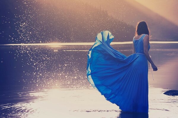 Das Mädchen in blau. Fluss und Sonne