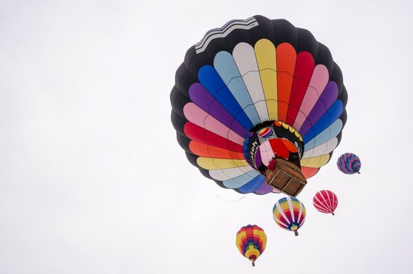 Ballons multicolores dans le ciel