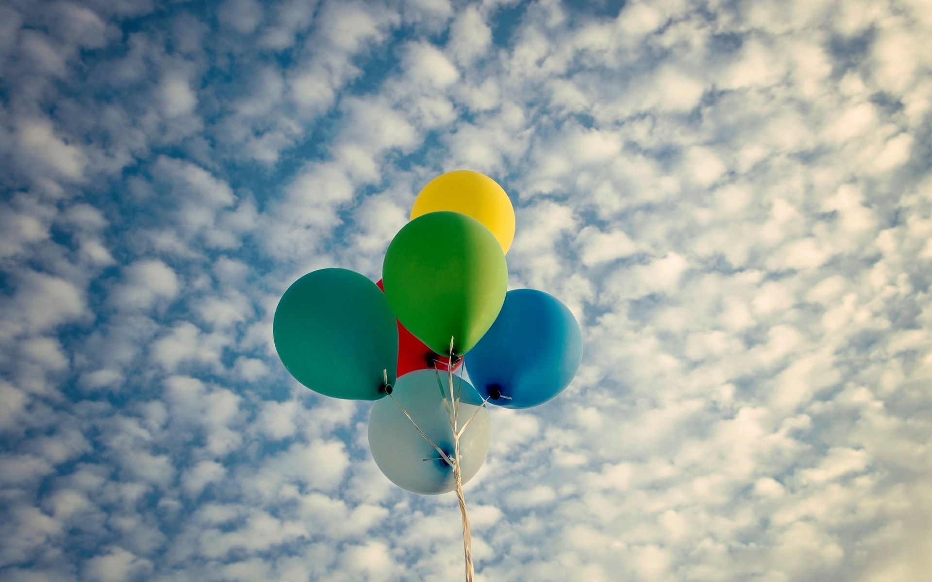 widescreen luftballons vollbild stimmung wolken hintergrund tapete himmel luftballons hell farben