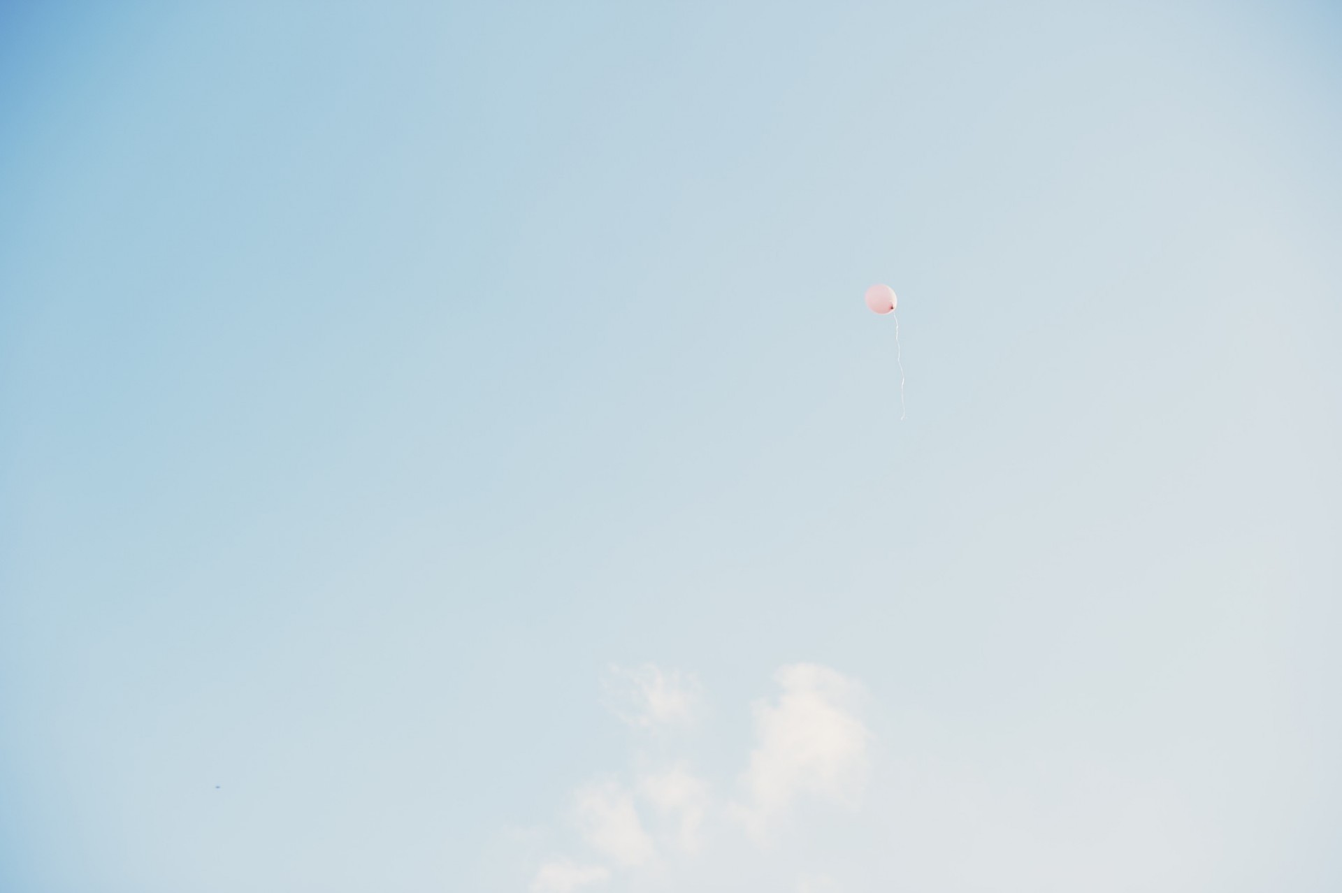 ciel mère nuage ensoleillé bleu rose mariage ballon minimalisme